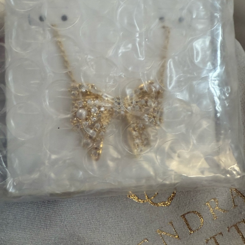 🎀 Kendra Scott Krista GOLD Bow Necklace - Picture 2 of 3